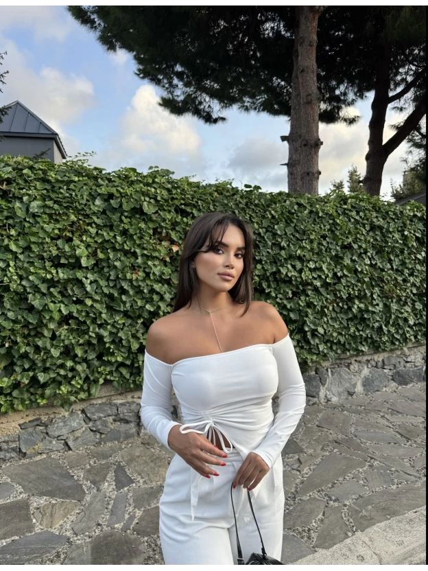 Beyaz Madonnna Yaka Büzgülü Crop