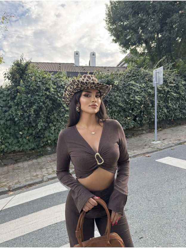 Kahve Göğüs Tokalı Takım