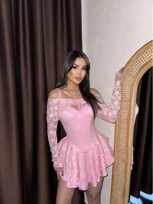 Pembe Dantel Detay Şortlu Elbise