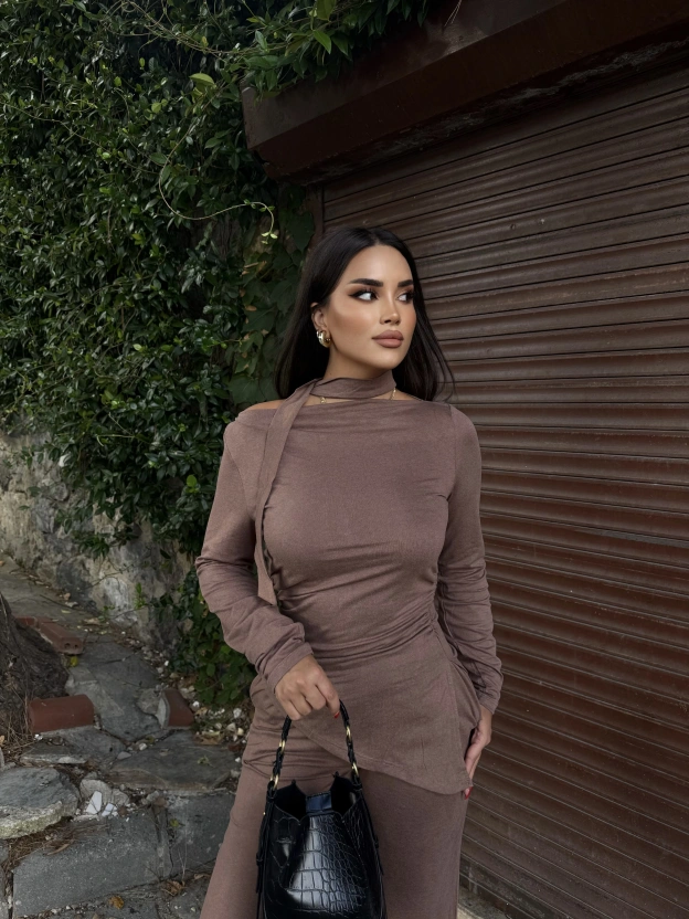 Kahverengi Fularlı Asimetrik İkili Takım