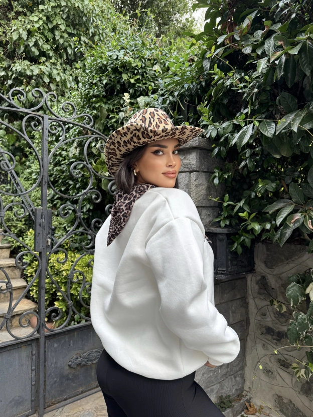 Beyaz Leopar Fularlı Oversize Sweatshırt