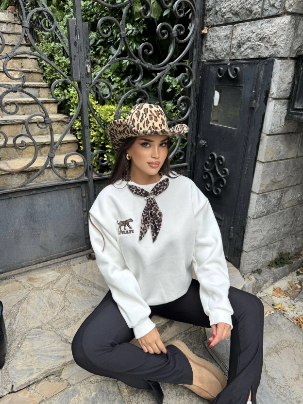 Beyaz Leopar Fularlı Oversize Sweatshırt