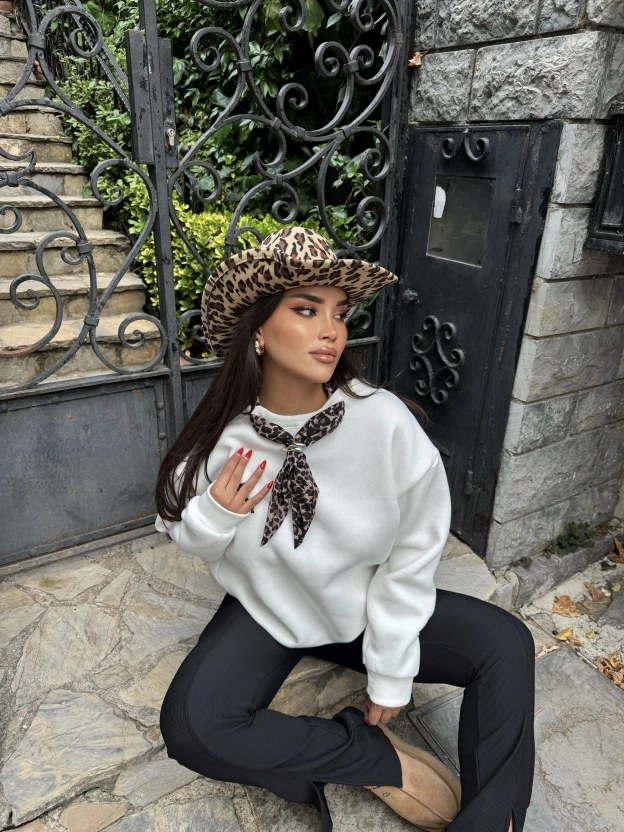 Beyaz Leopar Fularlı Oversize Sweatshırt