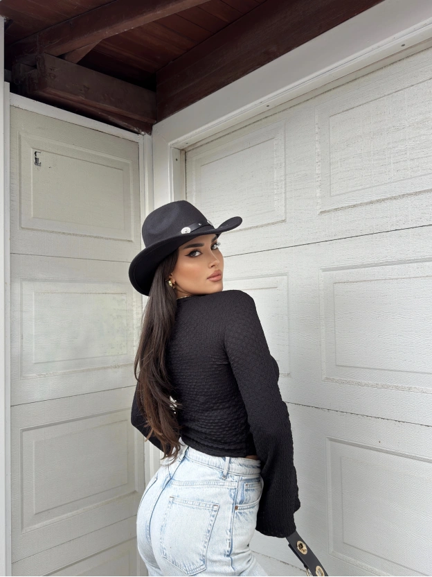 Siyah Aksesuar Detay Gofre Crop
