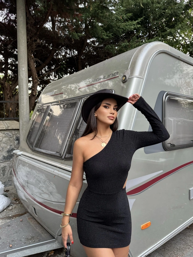 Siyah Tek Kol Simli Elbise