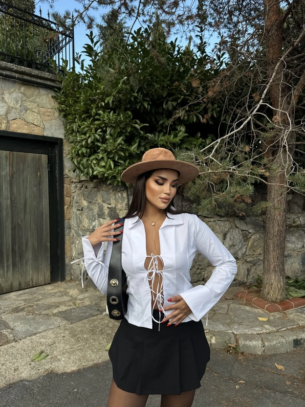 Beyaz Dekolteli Gömlek