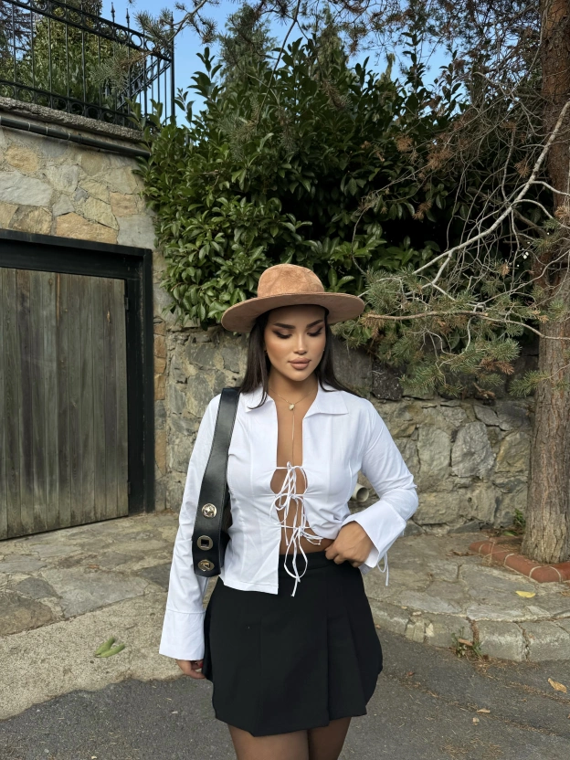 Beyaz Dekolteli Gömlek