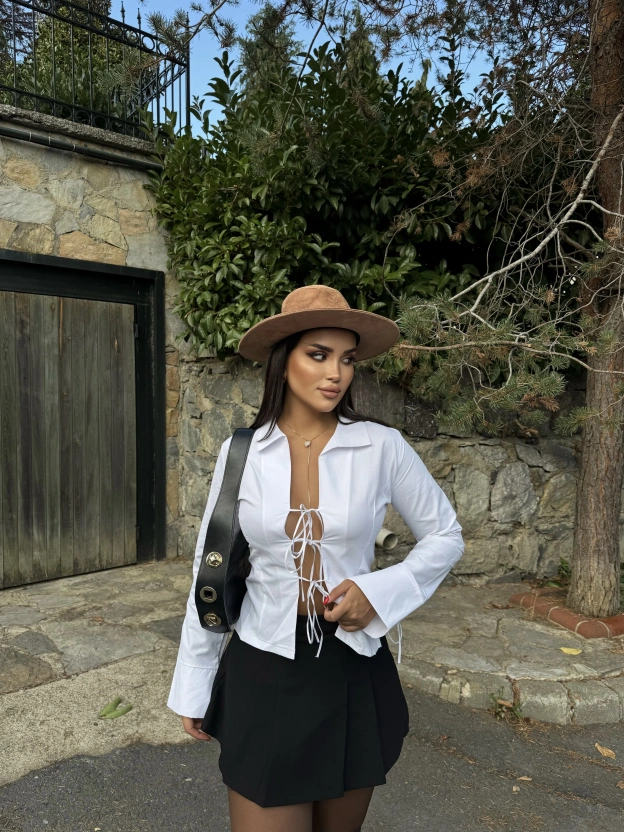 Beyaz Dekolteli Gömlek