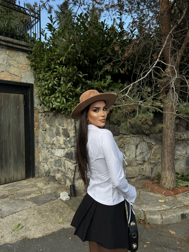 Beyaz Dekolteli Gömlek