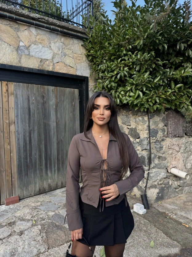 Kahverengi Dekolteli Gömlek