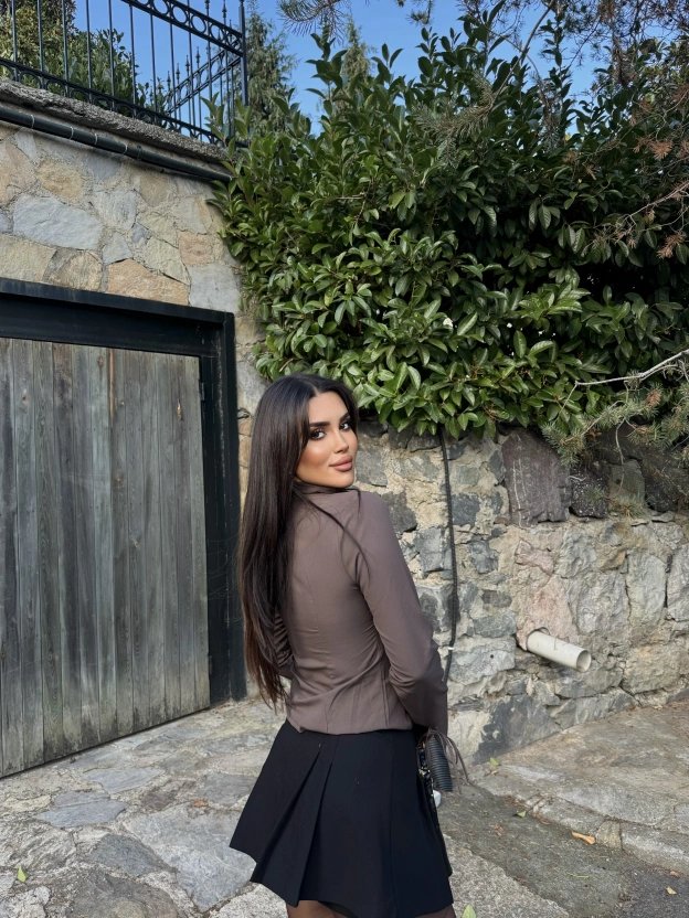 Kahverengi Dekolteli Gömlek