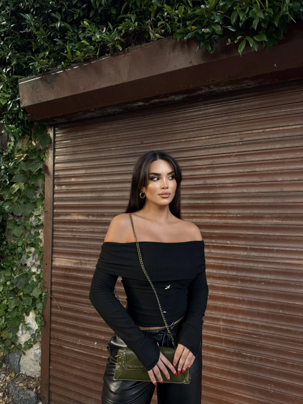 Siyah Aksesuar Detay Madonna Bluz