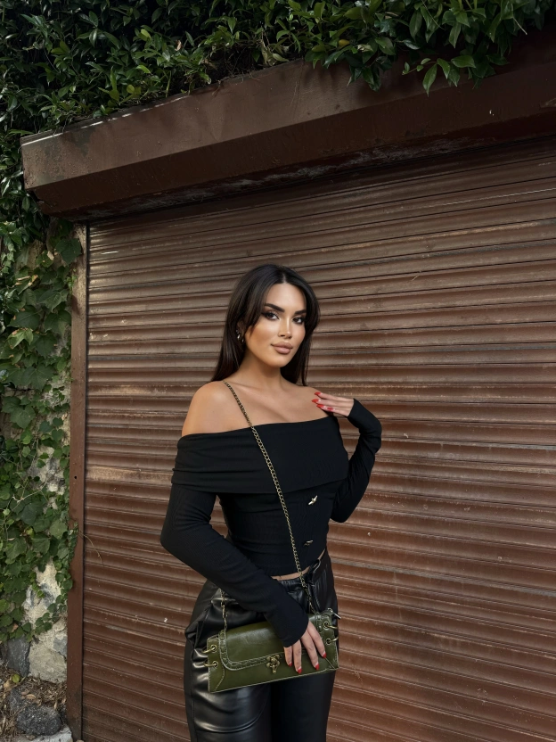 Siyah Aksesuar Detay Madonna Bluz