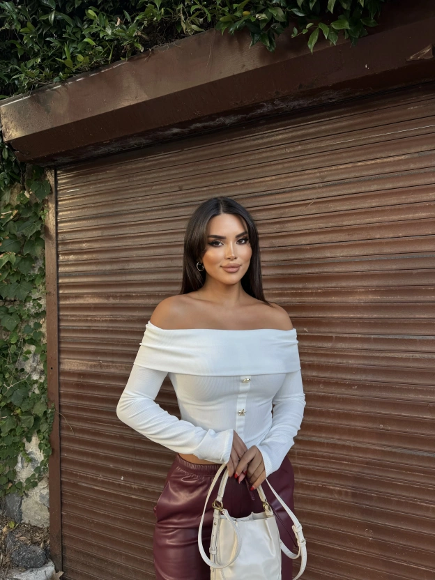 Beyaz Aksesuar Detay Madonna Bluz