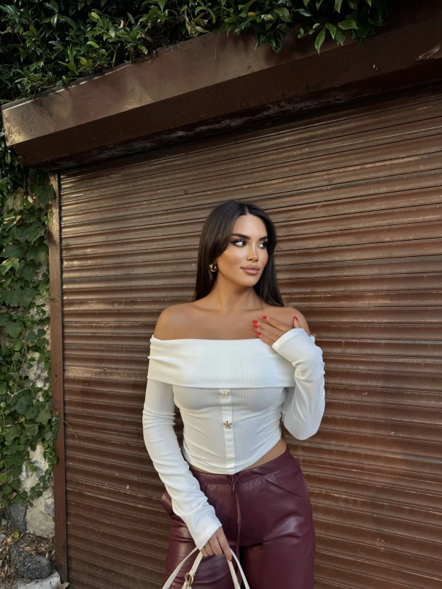 Beyaz Aksesuar Detay Madonna Bluz