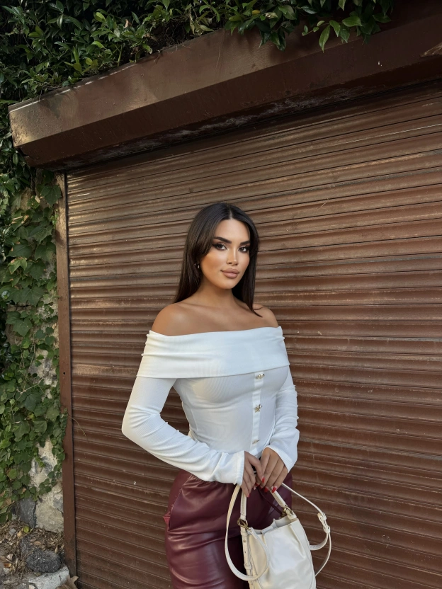 Beyaz Aksesuar Detay Madonna Bluz