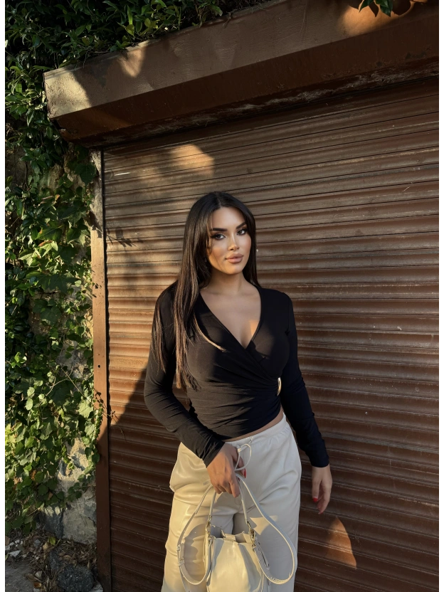 Siyah Kruvaze Yaka Aksesuar Detay Crop