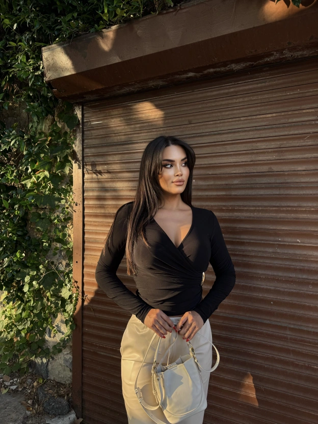 Siyah Kruvaze Yaka Aksesuar Detay Crop