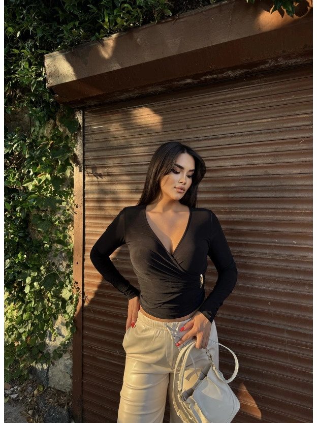 Siyah Kruvaze Yaka Aksesuar Detay Crop