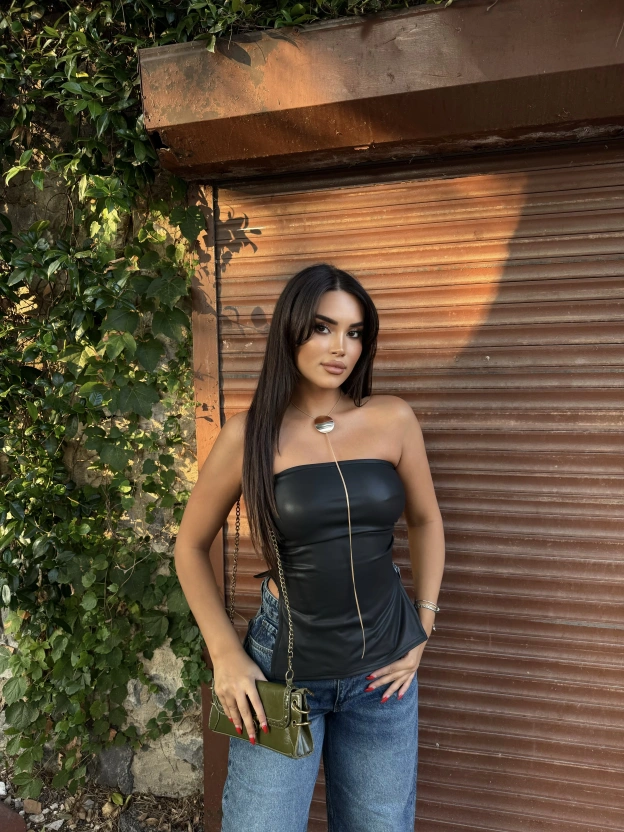 Siyah Straplez Yırtmaç Detay Deri Crop