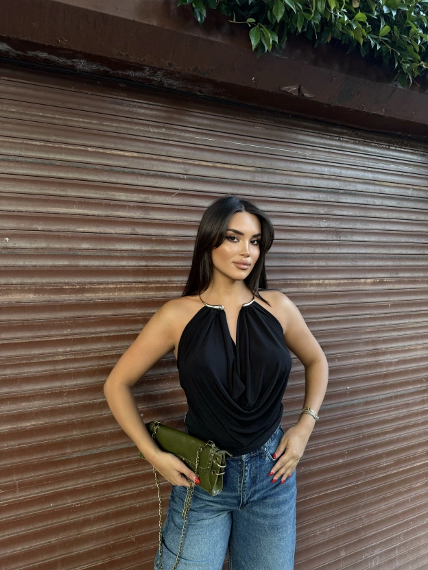 Siyah Degaje Yaka Boyun Aksesuarlı Bluz