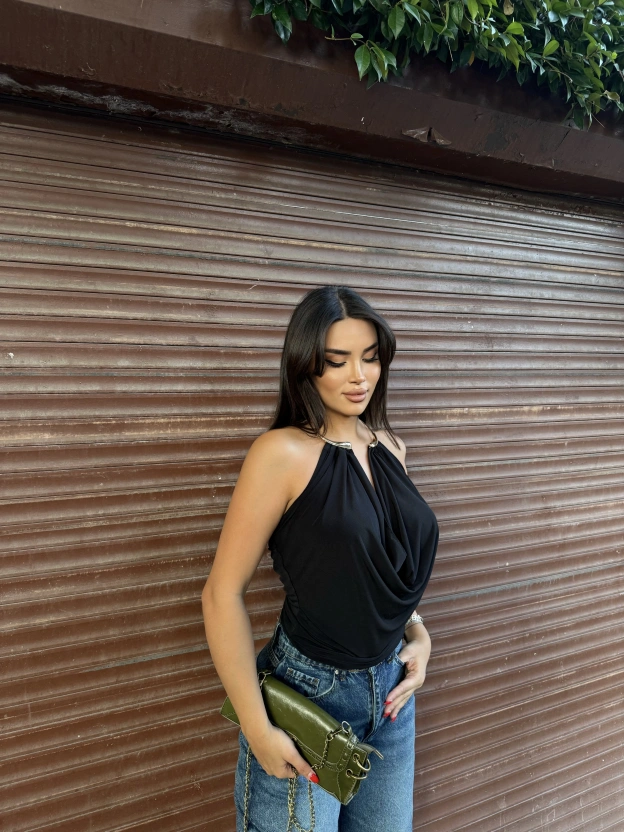 Siyah Degaje Yaka Boyun Aksesuarlı Bluz