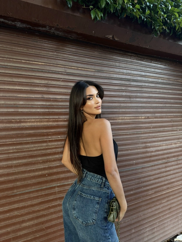 Siyah Degaje Yaka Boyun Aksesuarlı Bluz