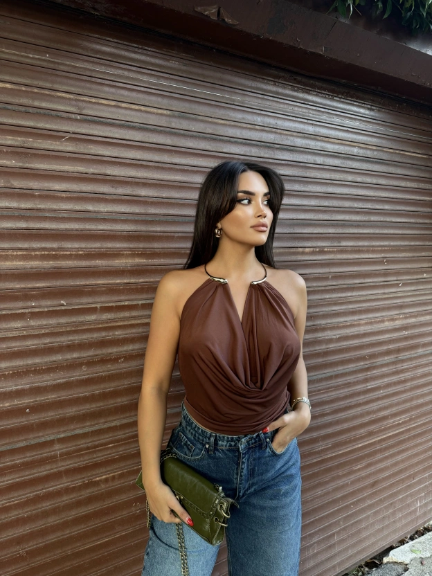 Kahverengi Degaje Yaka Boyun Aksesuarlı Bluz