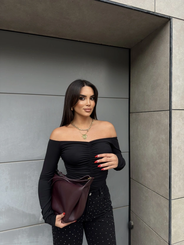 Siyah Madonna Yaka Drapeli Bluz