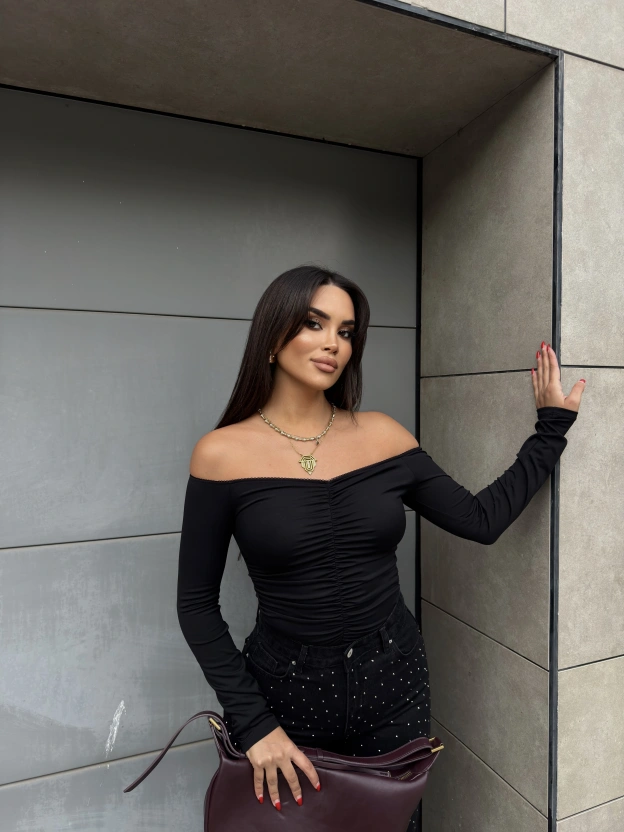 Siyah Madonna Yaka Drapeli Bluz