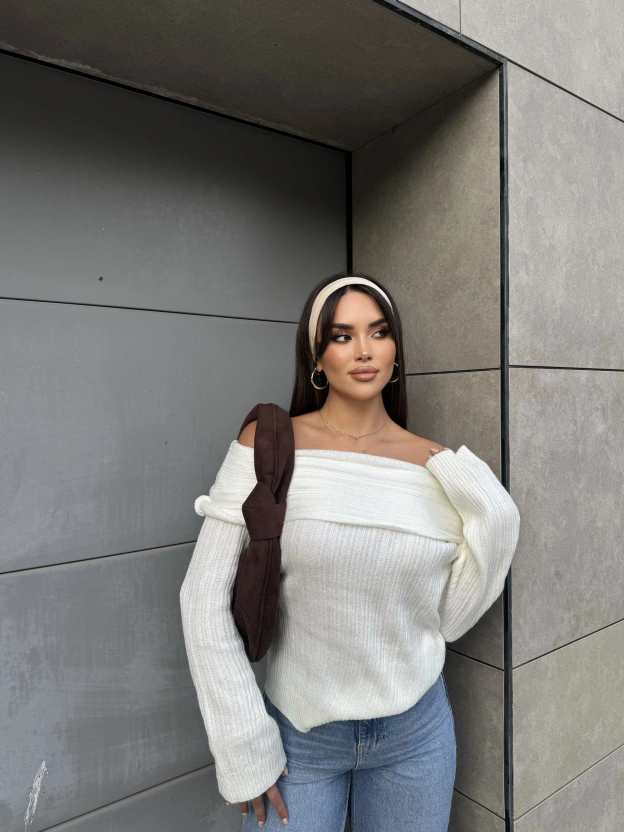 Beyaz Madonna Yaka Kazak