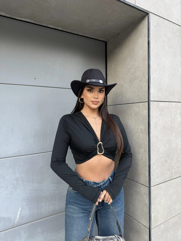 Siyah Parmak Geçirmeli Tokalı Crop