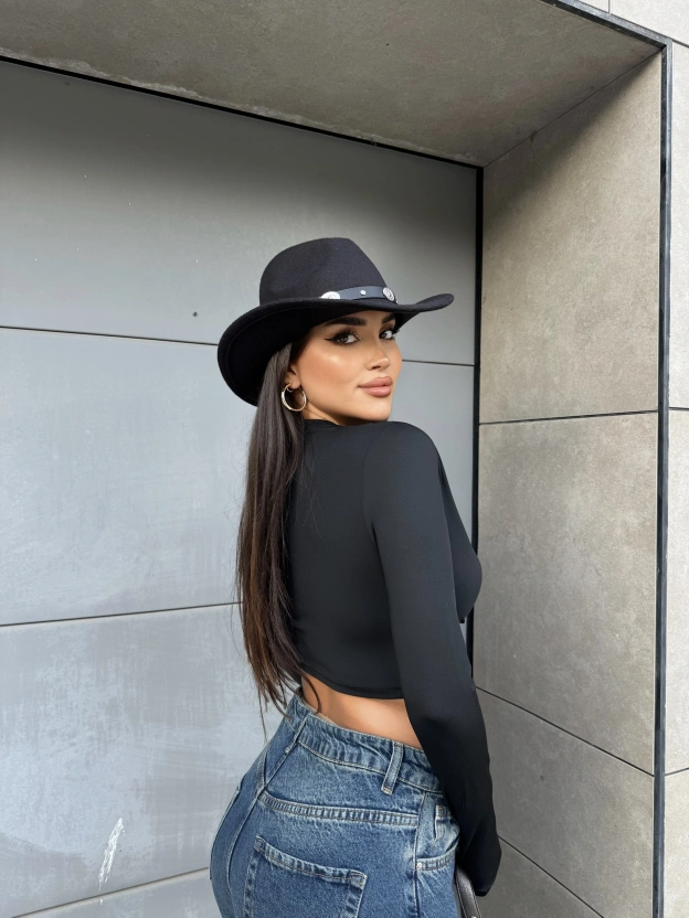 Siyah Parmak Geçirmeli Tokalı Crop