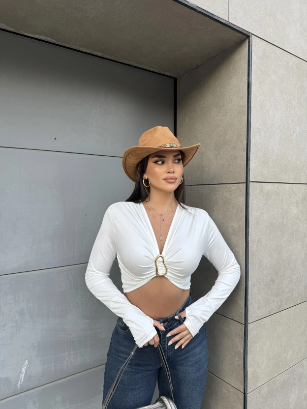 Beyaz Parmak Geçirmeli Tokalı Crop