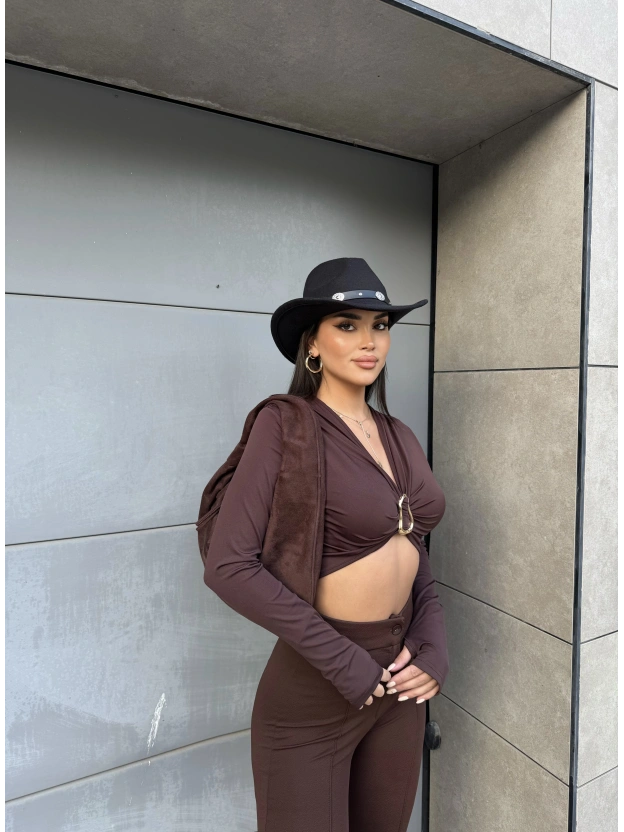 Kahverengi Parmak Geçirmeli Tokalı Crop