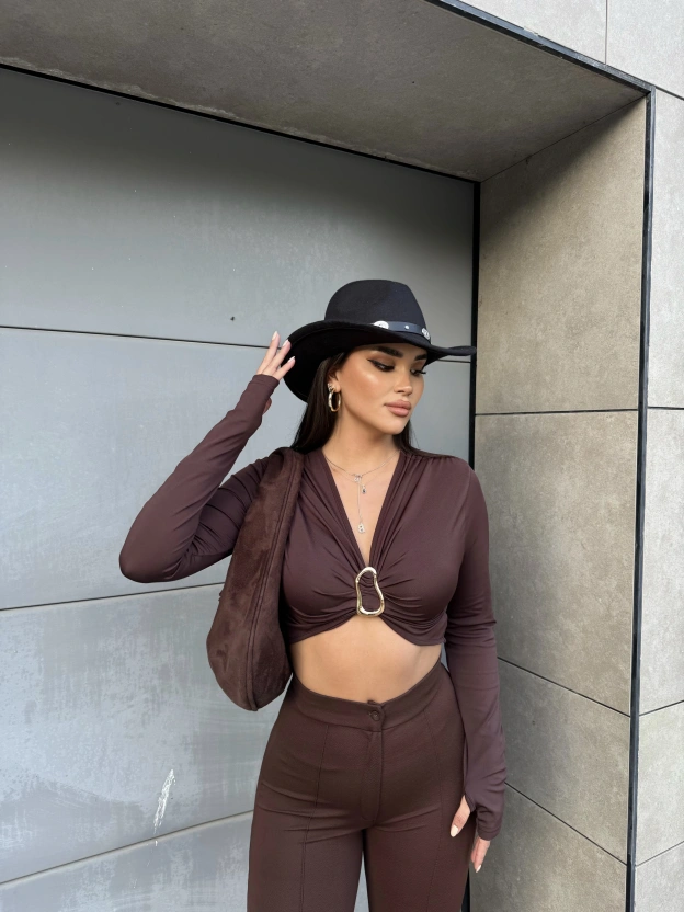 Kahverengi Parmak Geçirmeli Tokalı Crop