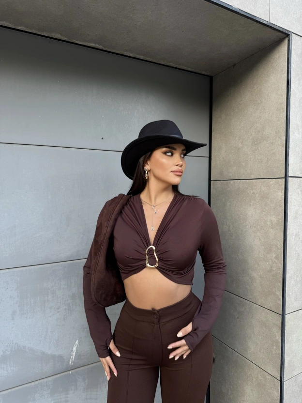 Kahverengi Parmak Geçirmeli Tokalı Crop