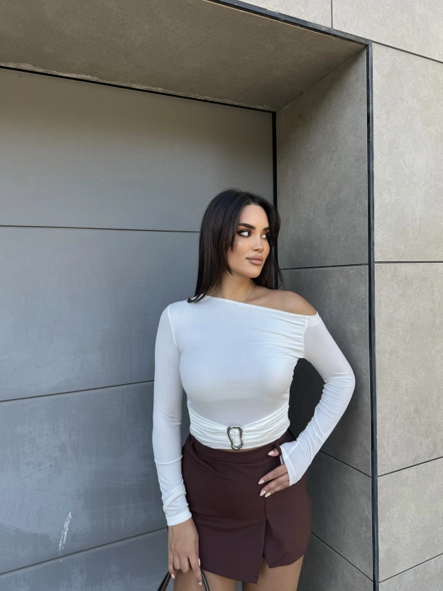 Beyaz Omuz Detay Aksesuarlı Tasarım Crop