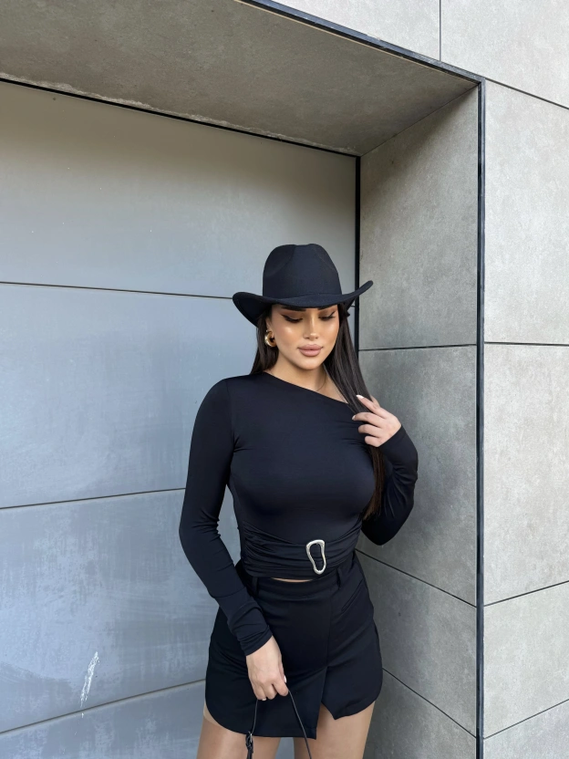 Siyah Omuz Detay Aksesuarlı Tasarım Crop