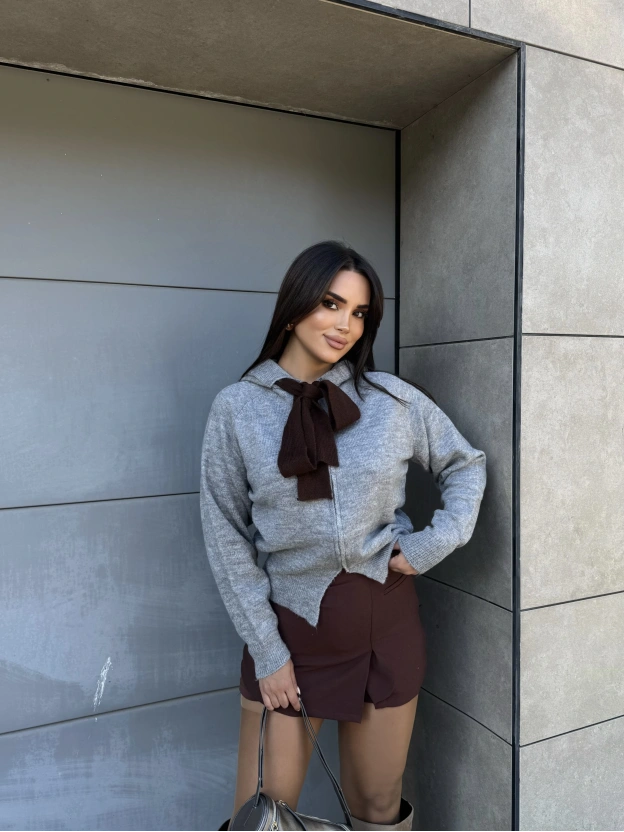 Gri Fularlı Tasarım Bluz