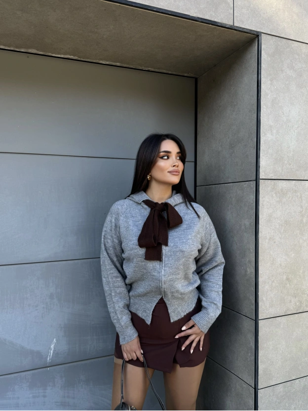 Gri Fularlı Tasarım Bluz