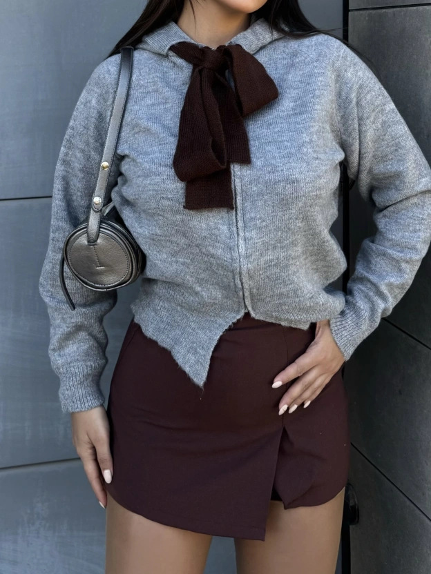 Gri Fularlı Tasarım Bluz