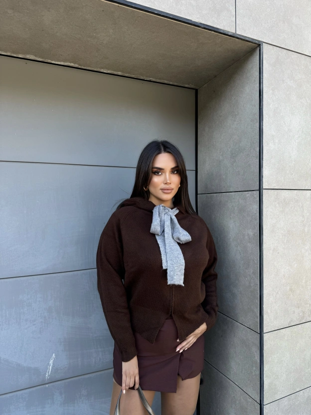 Kahverengi Fularlı Tasarım Bluz