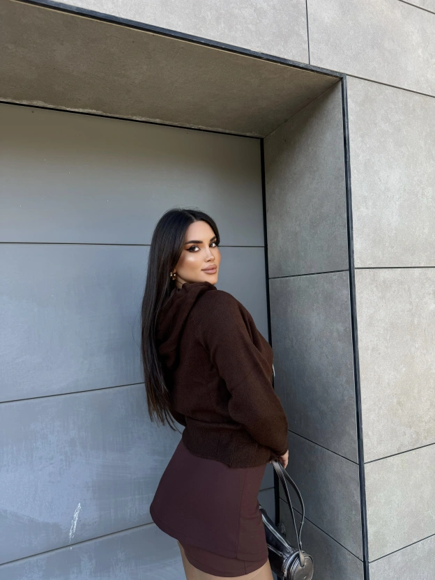 Kahverengi Fularlı Tasarım Bluz