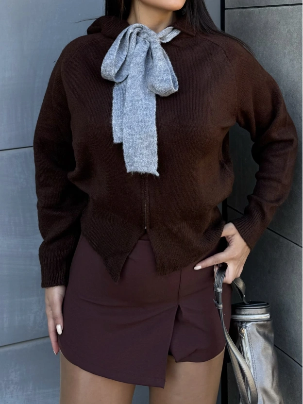 Kahverengi Fularlı Tasarım Bluz