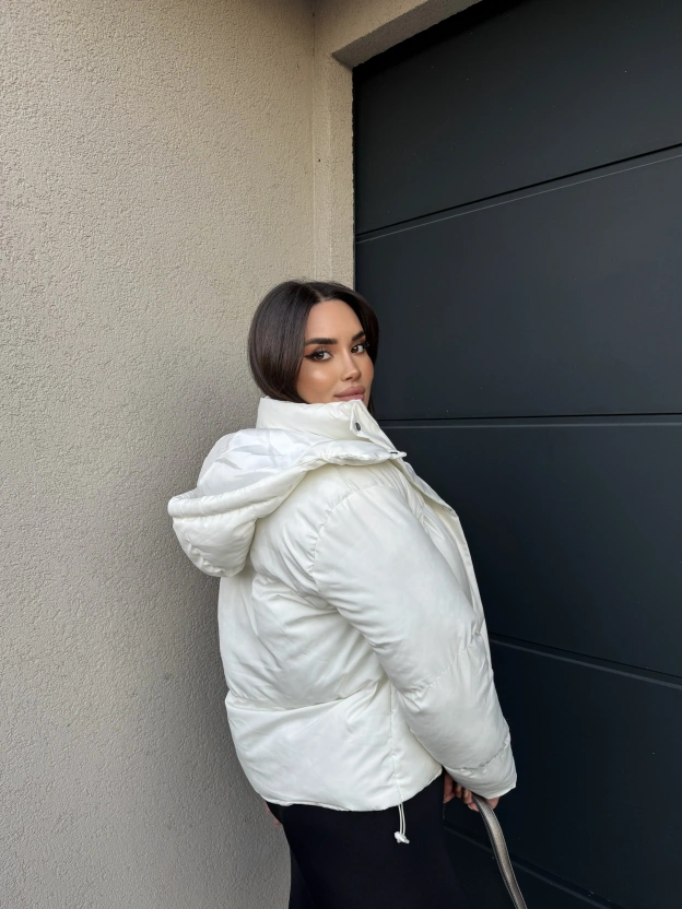 Beyaz Kapüşonlu Şişme Mont