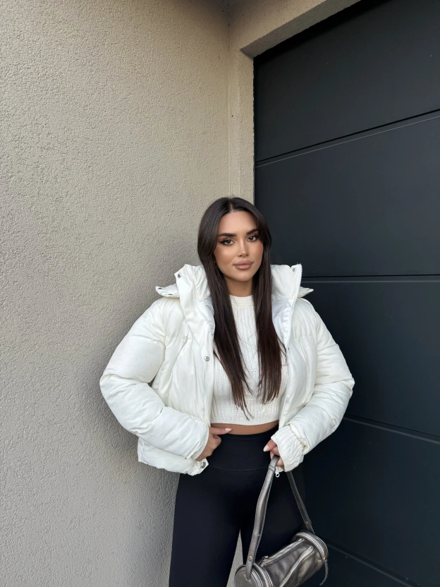 Beyaz Kapüşonlu Şişme Mont