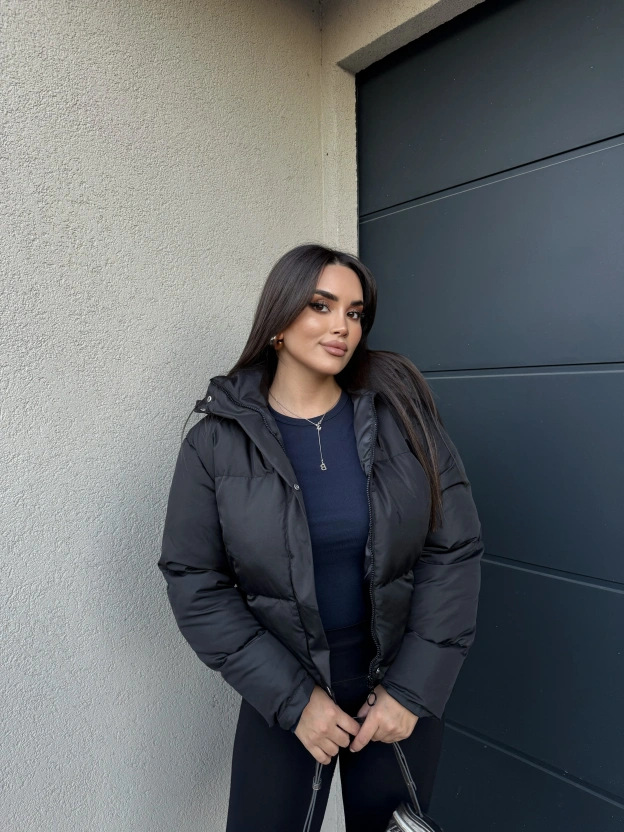 Siyah Kapüşonlu Şişme Mont