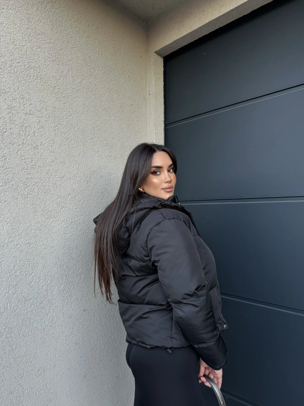 Siyah Kapüşonlu Şişme Mont