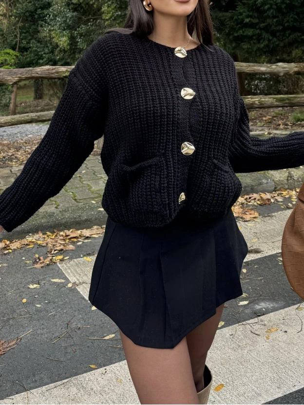 Siyah Örgü Düğme Detay Hırka